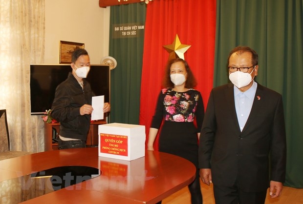 Vietnamese businesses in Czech Republic join hands with community against COVID-19